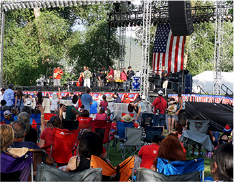 Crowd in lawn chairs at town concert